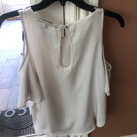 One Clothing off the shoulder stunning top - Picture 2 of 3